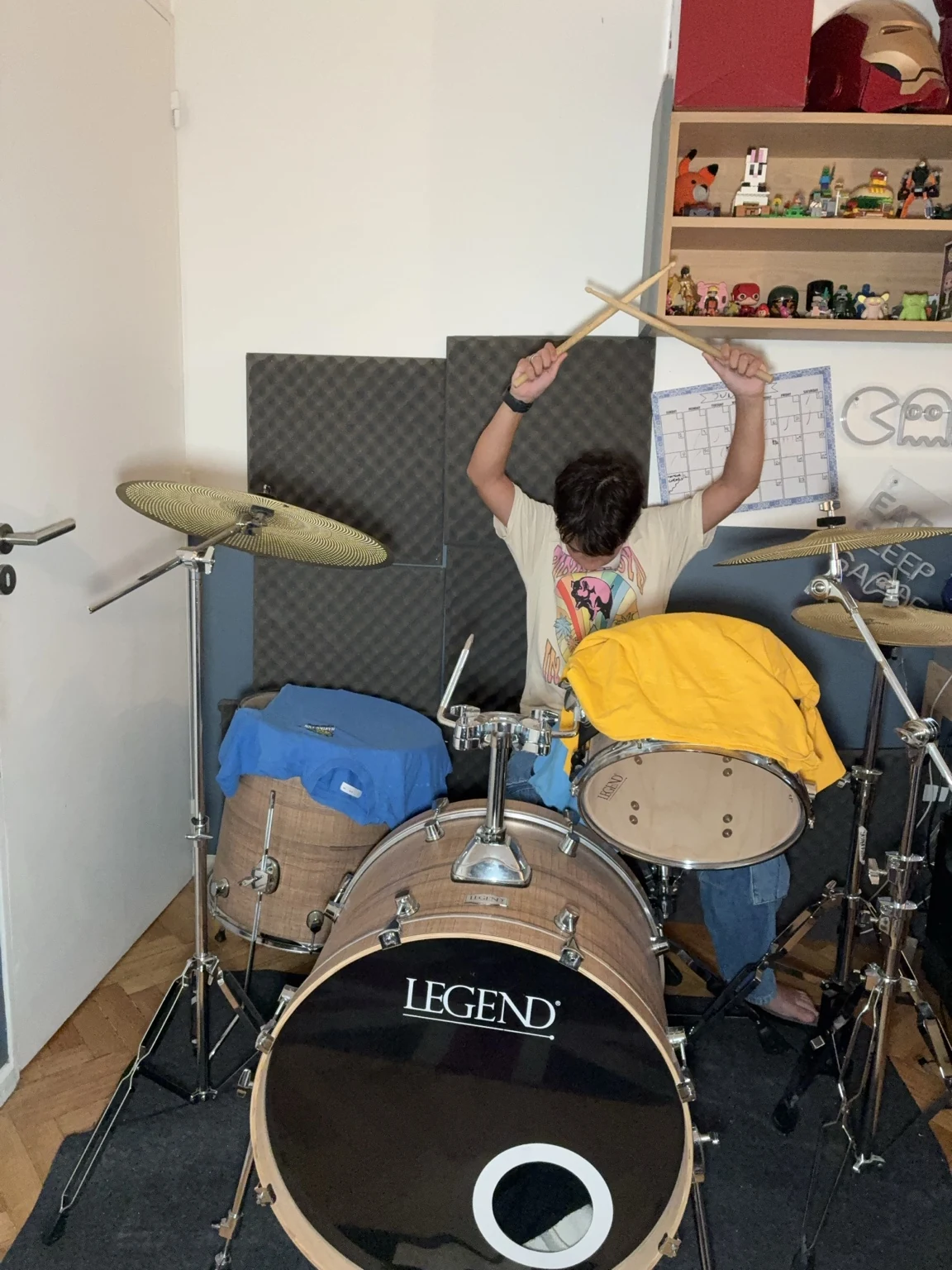 Jasper levantando las baquetas frente a su batería